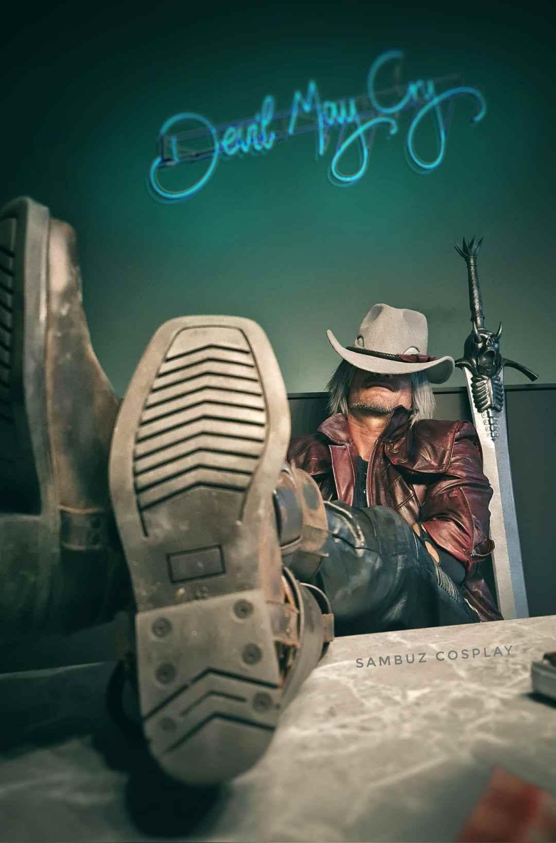 皮衣配圣诞帽！意大利Coser演绎《鬼泣5》圣诞但丁