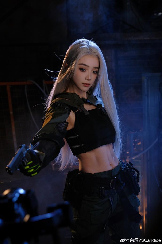 余霜COS《暗区突围》美图 白发侧颜超美丽