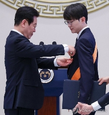 传奇电竞选手Faker获青龙勋章 韩国总统亲自颁发(图2) 传奇电竞选手Faker获青龙勋章 韩国总统亲自颁发