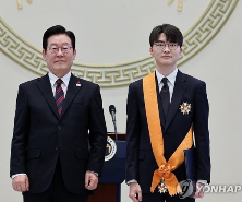 传奇电竞选手Faker获青龙勋章 韩国总统亲自颁发(图1) 传奇电竞选手Faker获青龙勋章 韩国总统亲自颁发