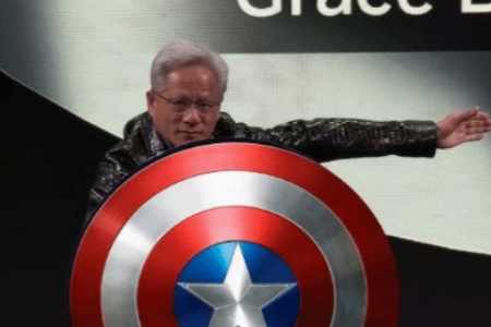 黄仁勋再秀幽默！持芯片盾牌神还原美国队长引爆全场