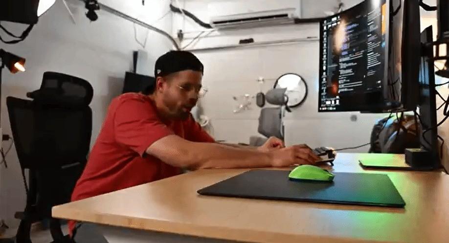 国外大神开发出会自己瞄准的鼠标 比外挂还狠(图1) 国外大神开发出会自己瞄准的鼠标 比外挂还狠