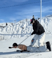 半裸男子被女子“拴脖遛狗式”踩着滑雪!滑雪场回应(图1) 游侠网1