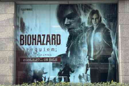 《生化9》巨幅海报亮相卡普空总部：里昂与格蕾丝并肩