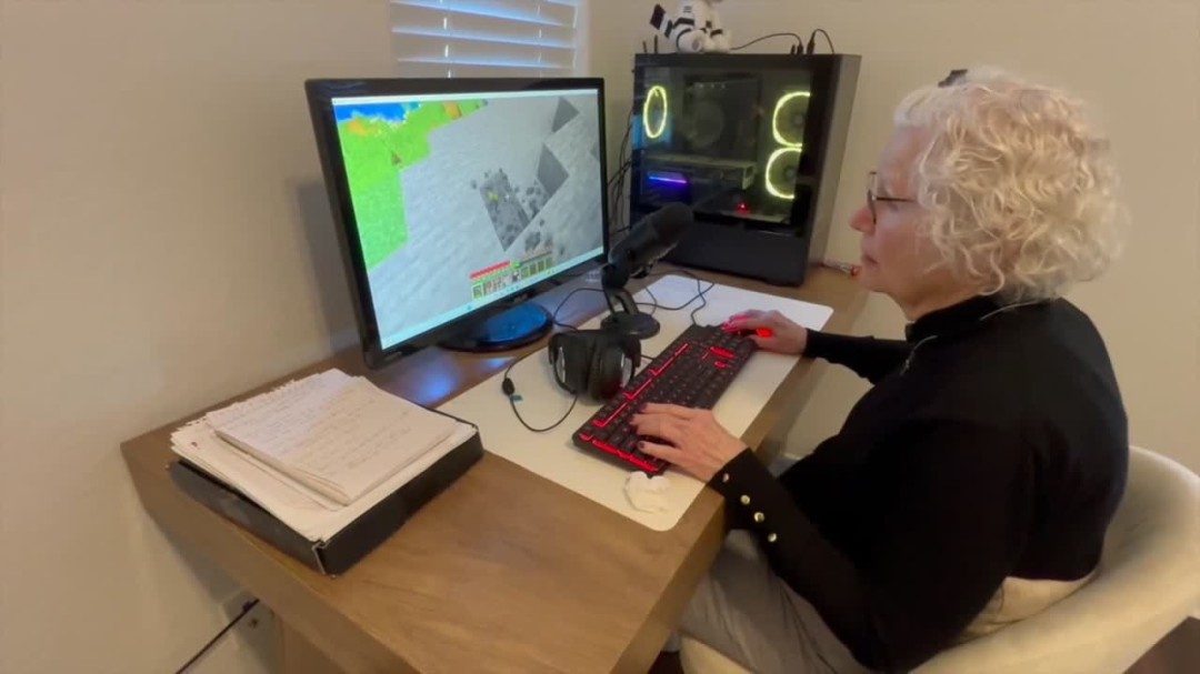 81岁奶奶直播《我的世界》走红 为孙子治疗癌症(图3) 81岁奶奶直播《我的世界》走红 为孙子治疗癌症