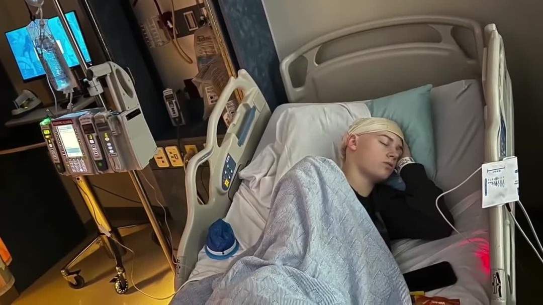 81岁奶奶直播《我的世界》走红 为孙子治疗癌症(图4) 81岁奶奶直播《我的世界》走红 为孙子治疗癌症