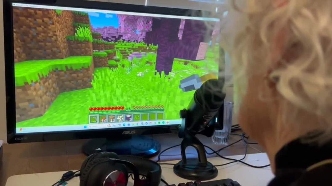 81岁奶奶直播《我的世界》走红 为孙子治疗癌症(图2) 81岁奶奶直播《我的世界》走红 为孙子治疗癌症