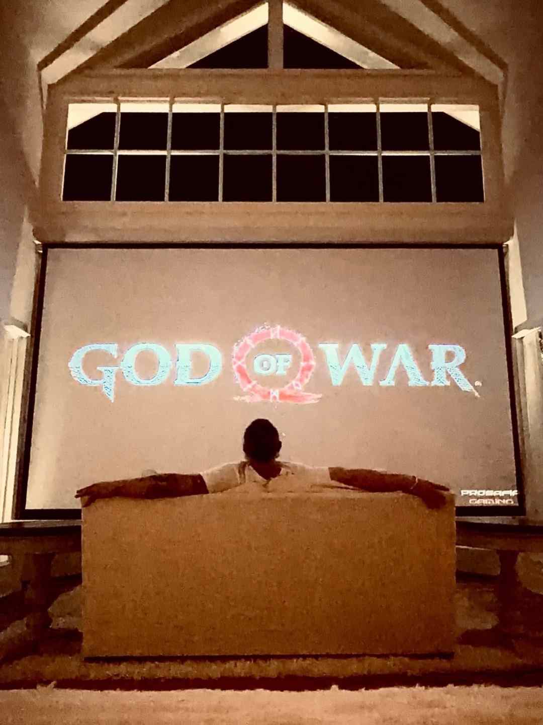 《战神》剧集主演发文：很荣幸能接过这柄战斧！