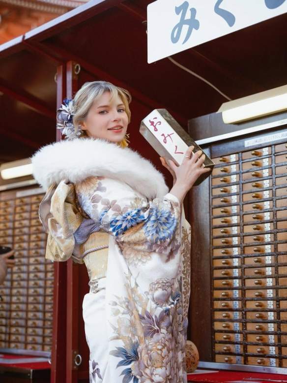 《生化4RE》碍事梨体模新美照:和服装甜妹 清新温柔(图3) 游侠网3