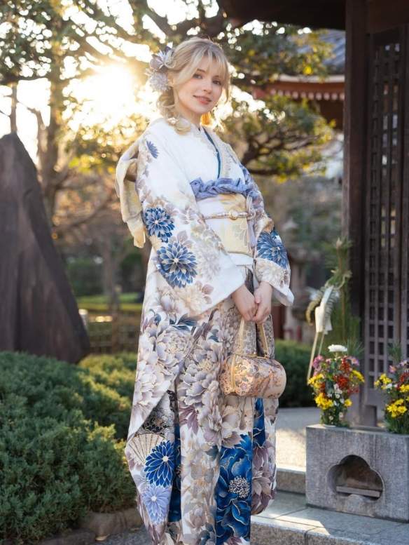 《生化4RE》碍事梨体模新美照:和服装甜妹 清新温柔(图2) 游侠网2